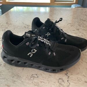 New men’s On Cloud size 10.5- only worn once, retails for $140 (black)